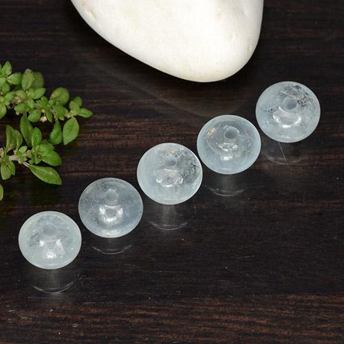 أحجار زبرجد أو أكوامارين أزرق فاتح جدا طبيعية، شكل خيالي، نصف شفاف، وزنها 6.21 قيراط