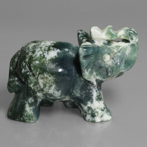 أفنتورين طبيعي بلون أخضر، وزن ‎300.49‎ قيراط، شكل شكل خيالي، مقاس ‎54.3x31.9‎ مم