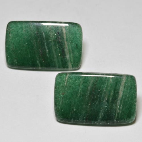 أفنتورين طبيعي بلون أخضر داكن، وزن ‎16.97‎ قيراط، شكل باغيت، مقاس ‎18.2x11.2‎ مم