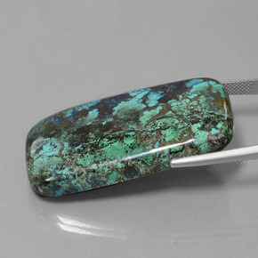 أزوريت طبيعي بلون أزرق متعدد الألوان، وزن ‎76.94‎ قيراط، شكل قطع وسادة، مقاس ‎43.7x23.4‎ مم