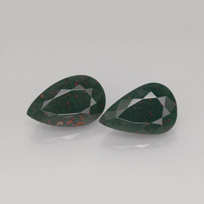 أحجار حجر الدم أخضر منقط طبيعية، شكل الكمثرى، غير شفاف، وزنها  قيراط