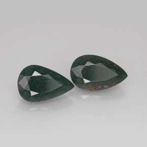 أحجار حجر الدم أخضر منقط طبيعية، شكل الكمثرى، غير شفاف، وزنها  قيراط