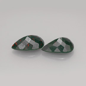 أحجار حجر الدم أخضر منقط طبيعية، شكل الكمثرى، غير شفاف، وزنها  قيراط