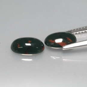 أحجار حجر الدم أخضر منقط طبيعية، قصة بيضاوى، غير شفاف، وزنها  قيراط