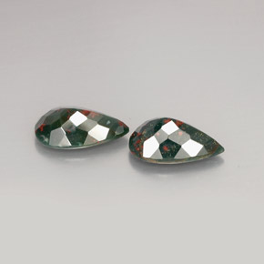 أحجار حجر الدم أخضر منقط طبيعية، شكل الكمثرى، غير شفاف، وزنها  قيراط