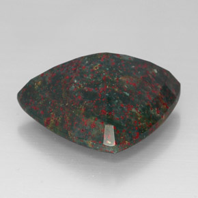 حجر الدم أخضر منقط طبيعي، مثلثى، 31.69 قيراط، غير شفاف