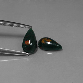 أحجار حجر الدم أخضر منقط طبيعية، شكل الكمثرى، غير شفاف، وزنها  قيراط