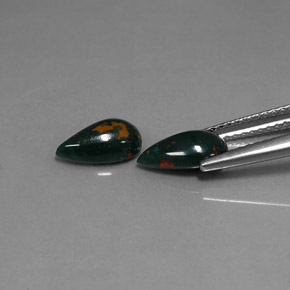 أحجار حجر الدم أخضر منقط طبيعية، شكل الكمثرى، غير شفاف، وزنها  قيراط