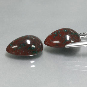 أحجار حجر الدم أخضر منقط طبيعية، شكل الكمثرى، غير شفاف، وزنها  قيراط