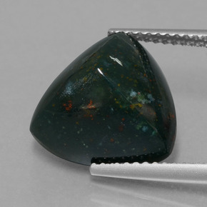 حجر الدم طبيعي بلون أخضر مرقط، وزن ‎7.65‎ قيراط، شكل تريليون، مقاس ‎12.8x12.8‎ مم