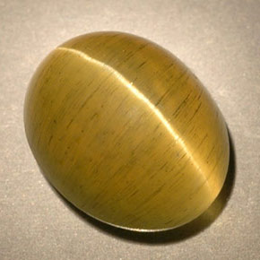 أباتيت عين القط طبيعي بلون أصفر أخضر، وزن ‎3.77‎ قيراط، شكل شفاف، مقاس ‎10.1x8.1‎ مم