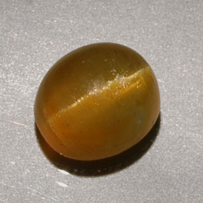 Cat's Eye Apatite طبيعي بلون عسلي، وزن ‎1.90‎ قيراط، شكل بيضاوى، مقاس ‎6.9x6.2‎ مم