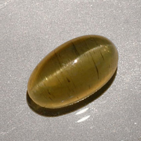 Cat's Eye Apatite طبيعي بلون ذهبي مخضر، وزن ‎1.96‎ قيراط، شكل بيضاوى، مقاس ‎8.6x5‎ مم
