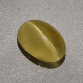 Cat's Eye Apatite طبيعي بلون ذهبي مخضر، وزن ‎1.40‎ قيراط، شكل بيضاوى، مقاس ‎7.7x5.3‎ مم
