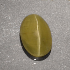 Cat's Eye Apatite طبيعي بلون ذهبي مخضر، وزن ‎1.40‎ قيراط، شكل بيضاوى، مقاس ‎7.7x5.3‎ مم