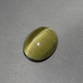 Cat's Eye Apatite طبيعي بلون أخضر ذهبي، وزن ‎1.36‎ قيراط، شكل شفاف، مقاس ‎7.4x5.9‎ مم