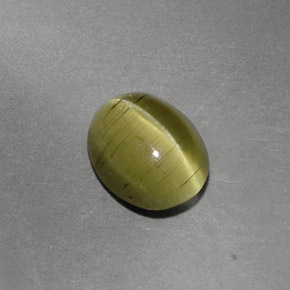 Cat's Eye Apatite طبيعي بلون أخضر ذهبي، وزن ‎1.36‎ قيراط، شكل شفاف، مقاس ‎7.4x5.9‎ مم