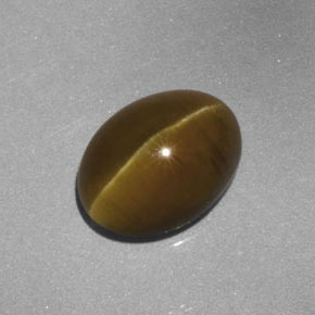 Cat's Eye Apatite طبيعي بلون ذهبي مخضر، وزن ‎3.52‎ قيراط، شكل شفاف، مقاس ‎9.6x7.2‎ مم