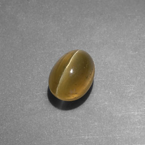 Cat's Eye Apatite طبيعي بلون أخضر ذهبي، وزن ‎1.72‎ قيراط، شكل شفاف، مقاس ‎7.2x5.4‎ مم