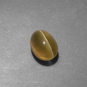 Cat's Eye Apatite طبيعي بلون أخضر ذهبي، وزن ‎1.72‎ قيراط، شكل شفاف، مقاس ‎7.2x5.4‎ مم