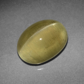 Cat's Eye Apatite طبيعي بلون أخضر ذهبي، وزن ‎4.26‎ قيراط، شكل بيضاوى، مقاس ‎10.6x7.9‎ مم