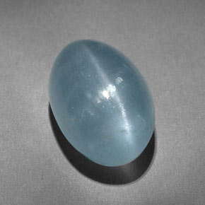 Cat's Eye Aquamarine طبيعي بلون أزرق-أخضر، وزن ‎10.31‎ قيراط، شكل بيضاوى، مقاس ‎14.9x10.1‎ مم