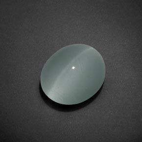 Cat's Eye Aquamarine طبيعي بلون أخضر-أزرق، وزن ‎7.17‎ قيراط، شكل بيضاوى، مقاس ‎12.8x10.9‎ مم