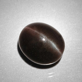 Cat's Eye Scapolite طبيعي بلون بني داكن، وزن ‎5.85‎ قيراط، شكل بيضاوى، مقاس ‎10.5x9‎ مم
