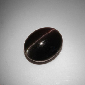 Cat's Eye Scapolite طبيعي بلون بني داكن، وزن ‎11.50‎ قيراط، شكل بيضاوى، مقاس ‎15x12.1‎ مم