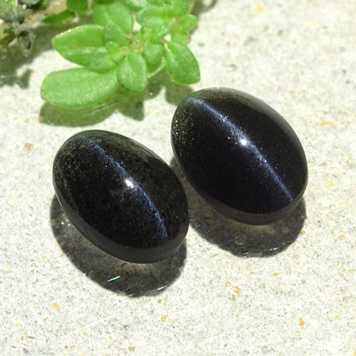 Cat's Eye Scapolite طبيعي بلون أسود، وزن ‎2.59‎ قيراط، شكل بيضاوى، مقاس ‎8.1x5.7‎ مم