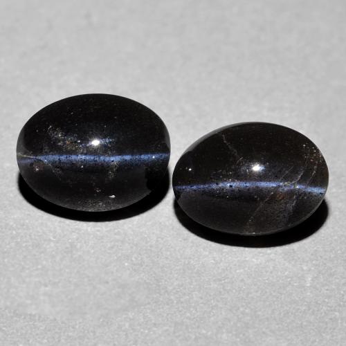Cat's Eye Scapolite طبيعي بلون أسود، وزن ‎4.74‎ قيراط، شكل بيضاوى، مقاس ‎8.9x6.9‎ مم
