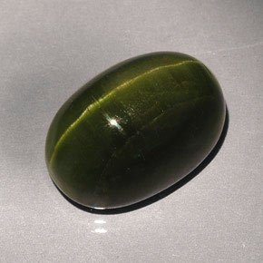 Cat's Eye Tourmaline طبيعي بلون أخضر عميق، وزن ‎23.57‎ قيراط، شكل بيضاوى، مقاس ‎19.7x13.5‎ مم