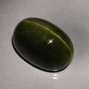 Cat's Eye Tourmaline طبيعي بلون أخضر عميق، وزن ‎23.57‎ قيراط، شكل بيضاوى، مقاس ‎19.7x13.5‎ مم