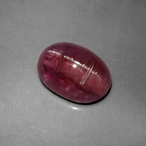 Cat's Eye Tourmaline طبيعي بلون وردي وردي، وزن ‎2.61‎ قيراط، شكل شفاف، مقاس ‎9.8x7.1‎ مم