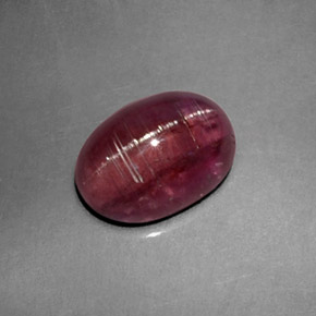 Cat's Eye Tourmaline طبيعي بلون وردي وردي، وزن ‎2.61‎ قيراط، شكل شفاف، مقاس ‎9.8x7.1‎ مم