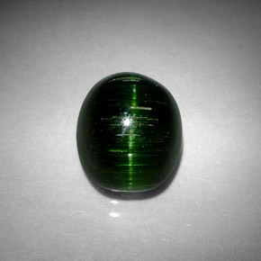 Cat's Eye Tourmaline طبيعي بلون أخضر عميق، وزن ‎4.67‎ قيراط، شكل بيضاوى، مقاس ‎10.5x8.7‎ مم