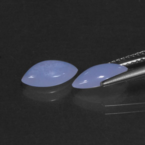 أحجار عقيق أبيض أو كالسيدونى أزرق خزامى طبيعية، شفاف، شفاف / نصف شفاف، وزنها  قيراط