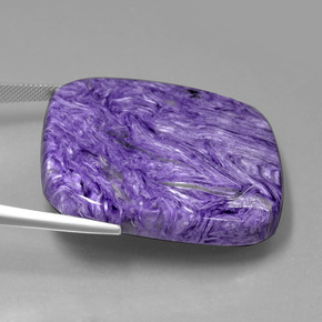 شارويت طبيعي بلون بنفسجي، وزن ‎93.43‎ قيراط، شكل قطع وسادة، مقاس ‎38.9x38.4‎ مم