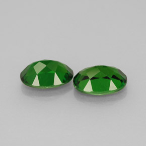 ديوبسيد الكروم طبيعي بلون أخضر، وزن ‎‎ قيراط، شكل بيضاوى، مقاس ‎7.2x5.1‎ مم