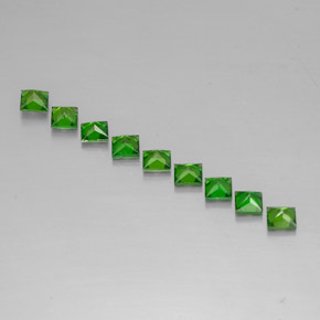 ديوبسيد الكروم طبيعي بلون أخضر، وزن ‎‎ قيراط، شكل مربع، مقاس ‎3.2x3.1‎ مم