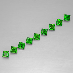 ديوبسيد الكروم طبيعي بلون أخضر، وزن ‎‎ قيراط، شكل مربع، مقاس ‎3.2x3.1‎ مم