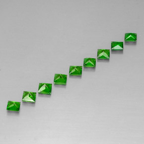 ديوبسيد الكروم طبيعي بلون أخضر، وزن ‎‎ قيراط، شكل مربع، مقاس ‎3.2x3.1‎ مم