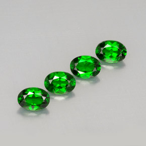 ديوبسيد الكروم طبيعي بلون أخضر، وزن ‎‎ قيراط، شكل بيضاوى، مقاس ‎7x5.2‎ مم