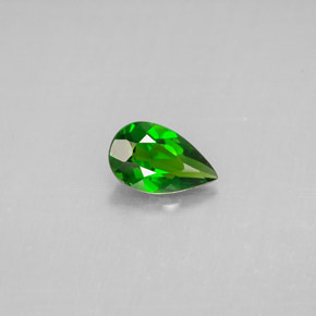 ديوبسيد الكروم طبيعي بلون أخضر، وزن ‎0.68‎ قيراط، شكل شكل الكمثرى، مقاس ‎7.7x4.7‎ مم