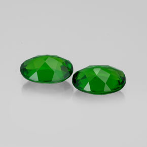ديوبسيد الكروم طبيعي بلون أخضر، وزن ‎‎ قيراط، شكل بيضاوى، مقاس ‎7x5.1‎ مم