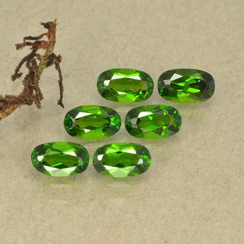 ديوبسيد الكروم طبيعي بلون Medium Dark-Green، وزن ‎1.62‎ قيراط، شكل بيضاوى، مقاس ‎4.9x2.9‎ مم