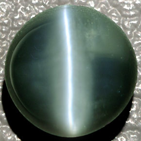 Chrysoberyl Cat's Eye طبيعي بلون أخضر، وزن ‎4.08‎ قيراط، شكل بيضاوى، مقاس ‎8.2x8.2‎ مم