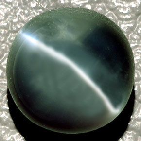 Chrysoberyl Cat's Eye طبيعي بلون أخضر، وزن ‎4.08‎ قيراط، شكل بيضاوى، مقاس ‎8.2x8.2‎ مم