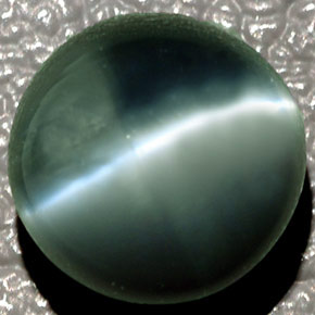 Chrysoberyl Cat's Eye طبيعي بلون أخضر، وزن ‎4.08‎ قيراط، شكل بيضاوى، مقاس ‎8.2x8.2‎ مم