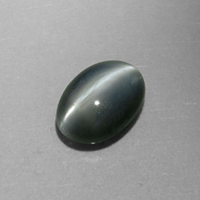 Chrysoberyl Cat's Eye طبيعي بلون أخضر، وزن ‎0.81‎ قيراط، شكل بيضاوى، مقاس ‎6.3x4.5‎ مم